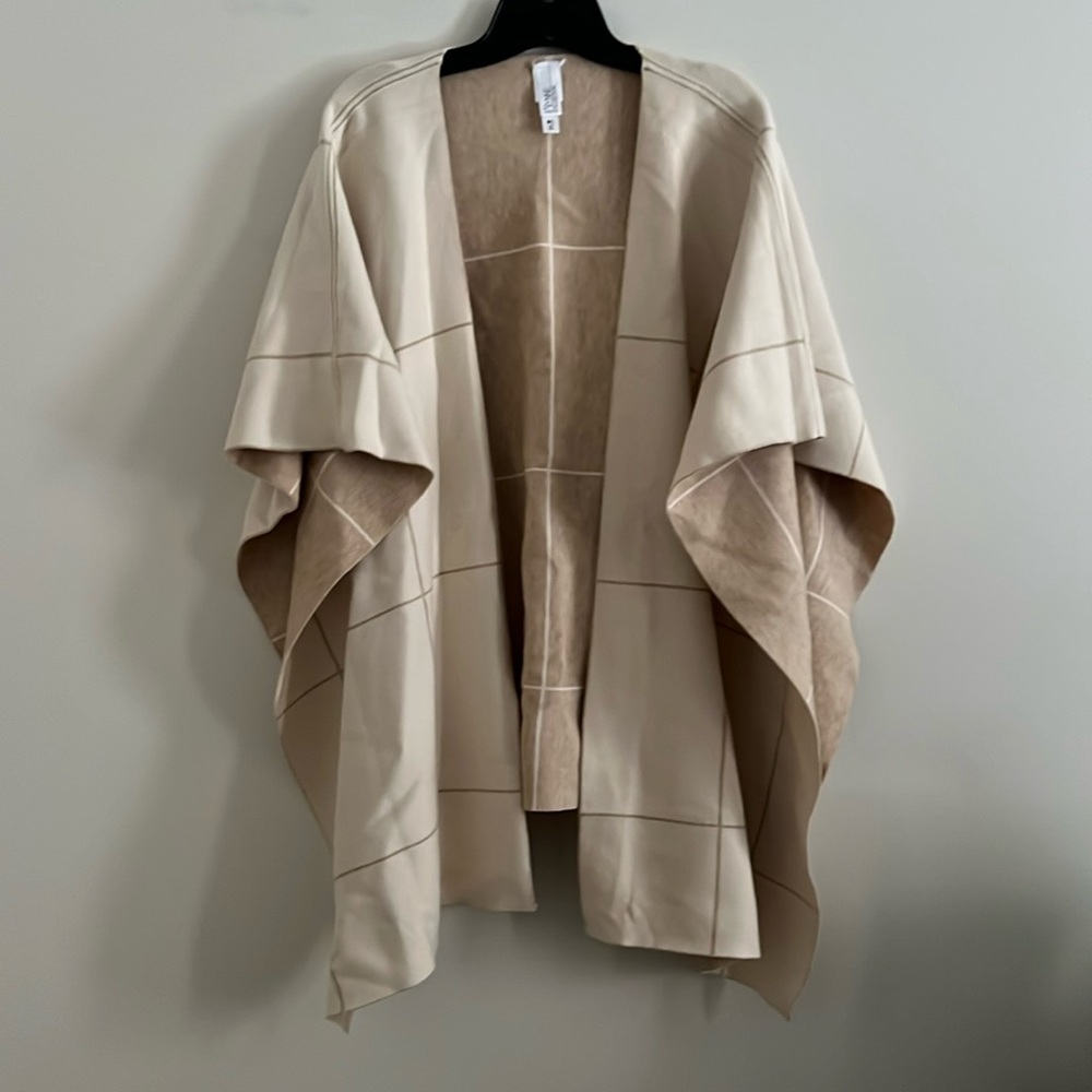WYNNE COLLECTION - M/L CREAM & TAN OPEN SHAWL EUC LIKE NEW